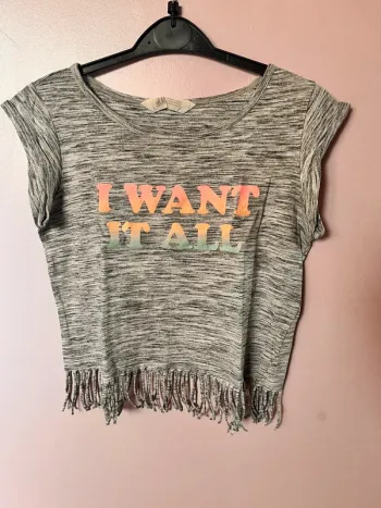 T-shirt gris avec des franges