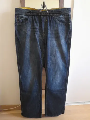  jean homme coupe droite OWK, une pièce incontournable pour un look décontracté et intemporel.