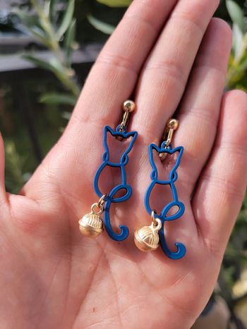 Clips chat bleu et sa clochette