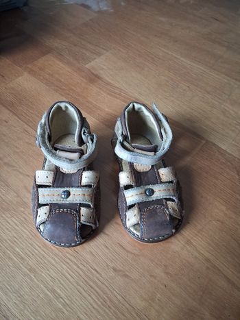 Jolies sandales scratchées semi-fermées 