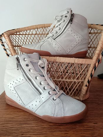 Baskets compensées en cuir daim | The Kooples | P. 39