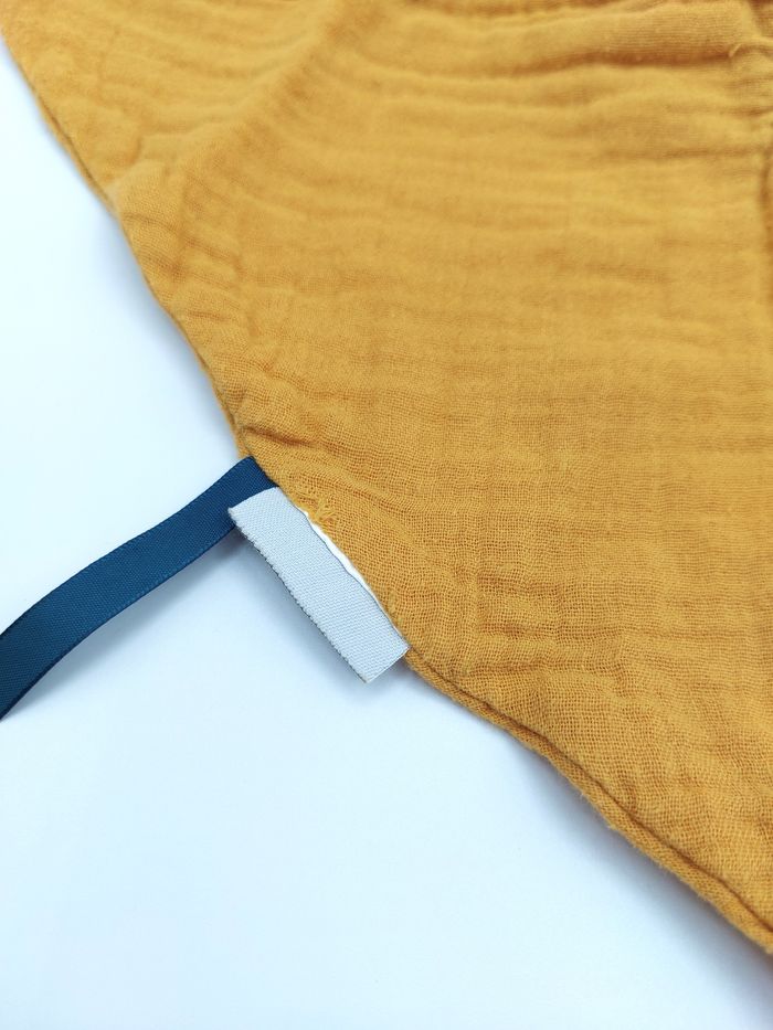 Doudou Plat Chat MOULIN ROTY Les Moustaches lange Jaune Moutarde Tigre 3 Noeuds - photo numéro 4