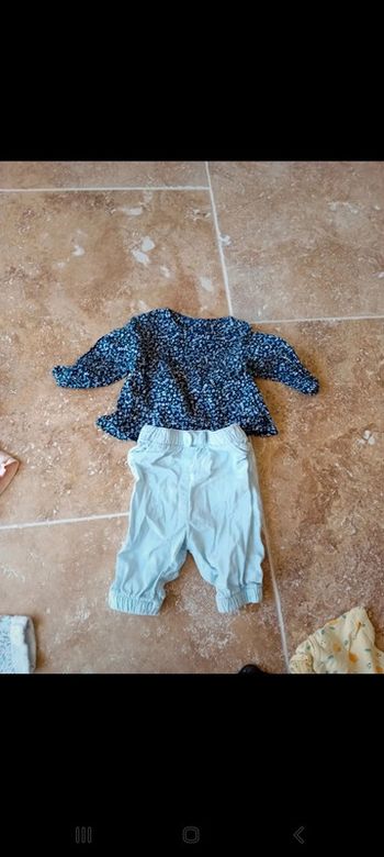 Blouse fleuri et jean tape a l'oeil 3 mois
