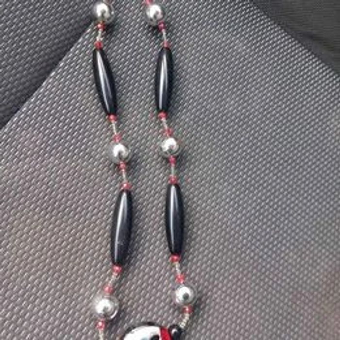 Collier fantaisie argenté, rouge et noir - photo numéro 2