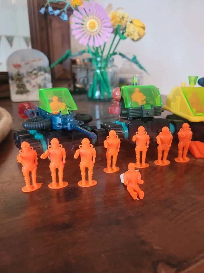 Vends lot de 4 véhicules et 12 personnages multimac vintages - photo numéro 2