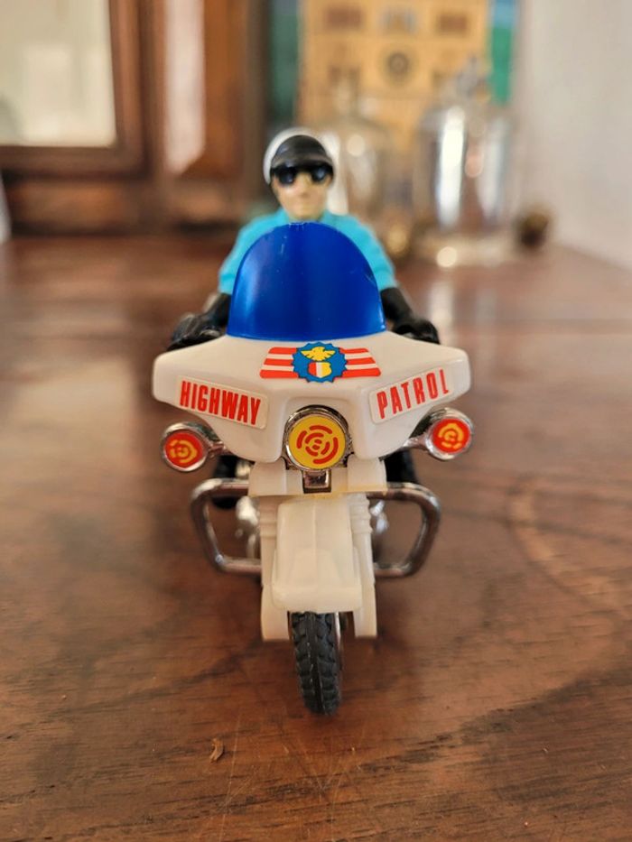 Vends petite figurine policier américain sur sa moto - photo numéro 4