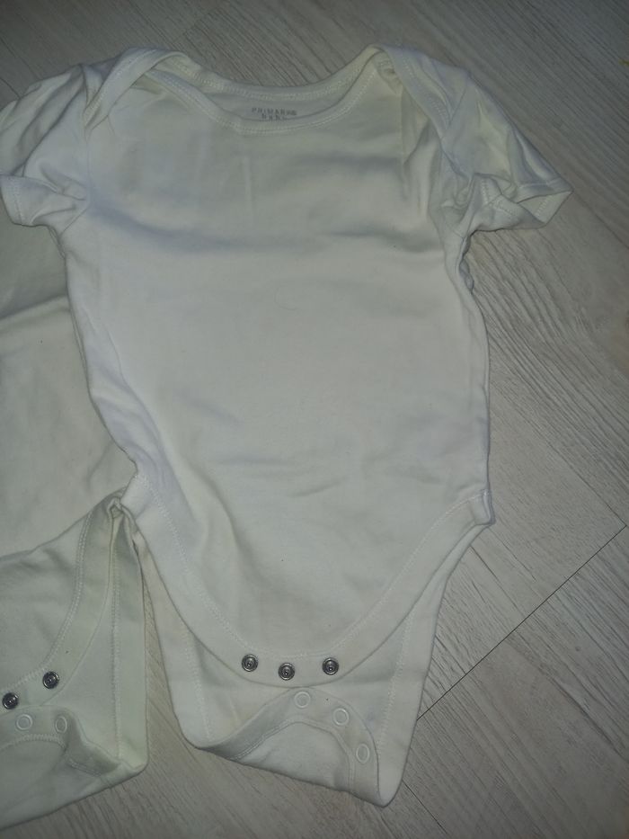 Lot de 4 bodies 18 mois - photo numéro 2