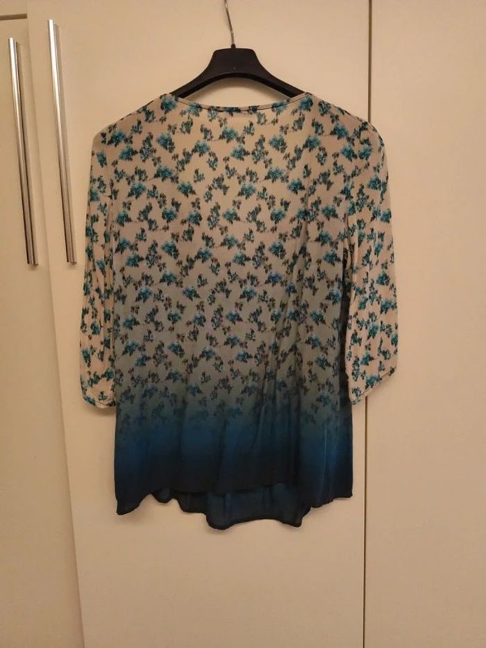 🌸 Chemisier à fleurs dégradé bleu/beige – Encolure en V