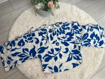 Haut imprimé floral blanc et bleu à manches courtes