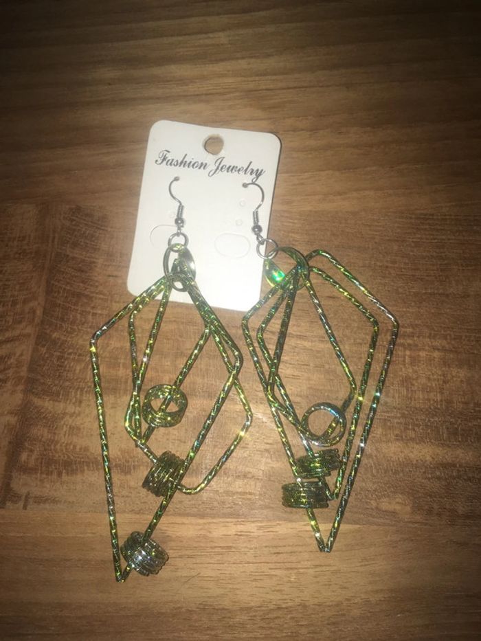 Jolies boucles d’oreilles fantaisies neuves