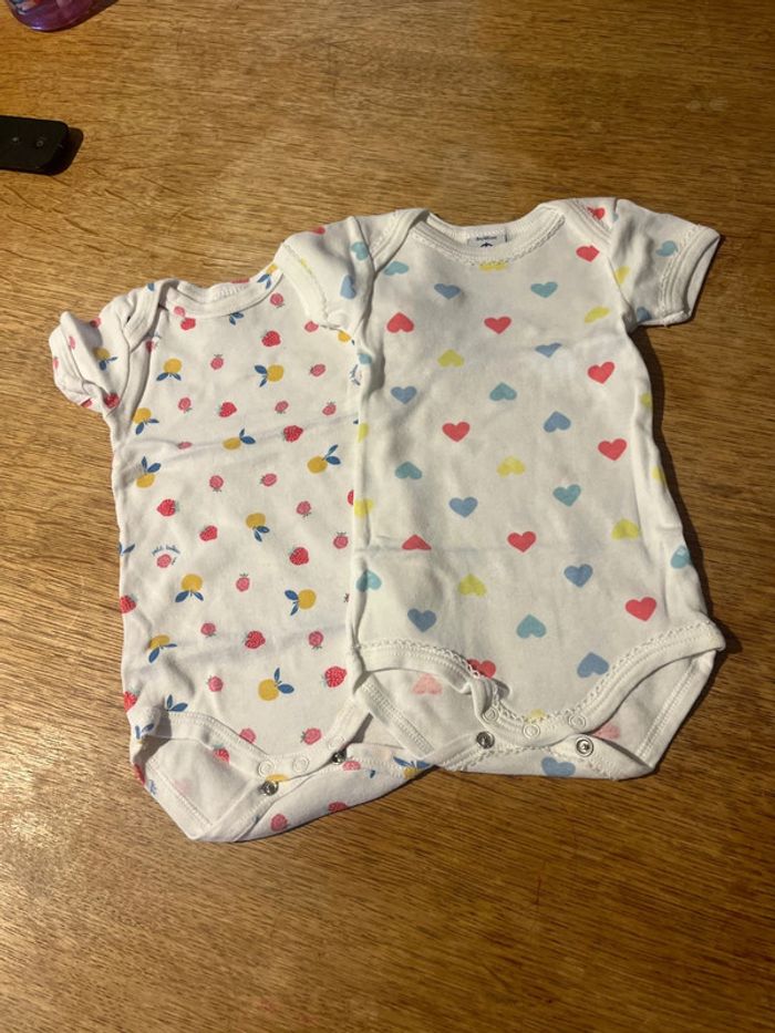 Lot 2 bodies manches courtes Petit bateau