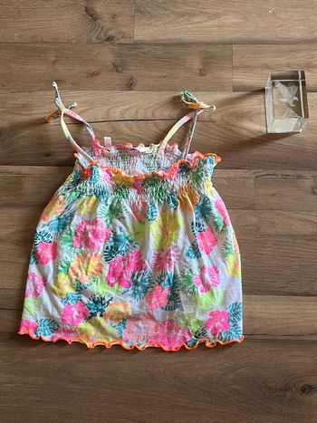 Je vend un débardeur fille taille 3-4 ans très bon état 