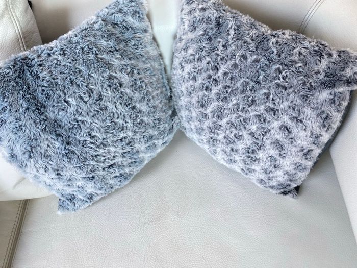 2 coussins gris fourrure et polaire 35 x 40 cm