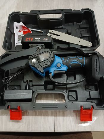 Elagueuse /mini tronçonneuse guide 15 cm adaptable pour batterie Makita 18v avec 2 batteries et un chargeur