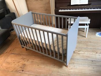 Lit bébé Quax gris 120x60 cm