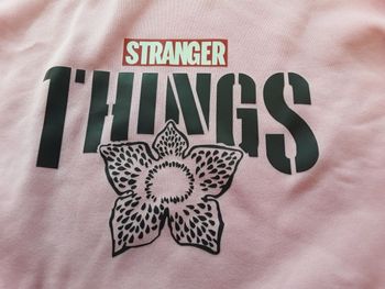 Sweat capuche rose taille S STRANGER THINGS TBE