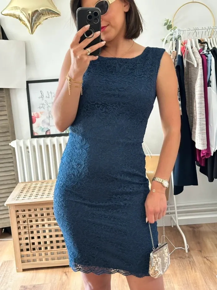 Robe bleue en dentelle Laura Clément taille 36 - photo numéro 2