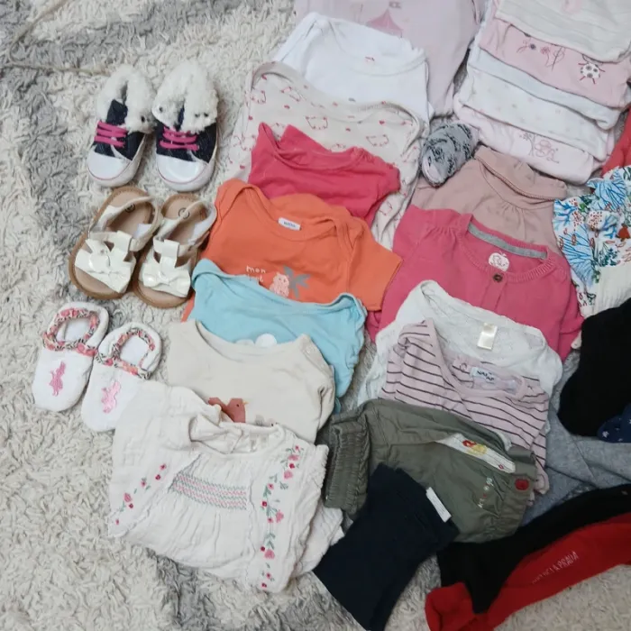 Lot 31 pieces et 3 chaussures bébé fille - photo numéro 2