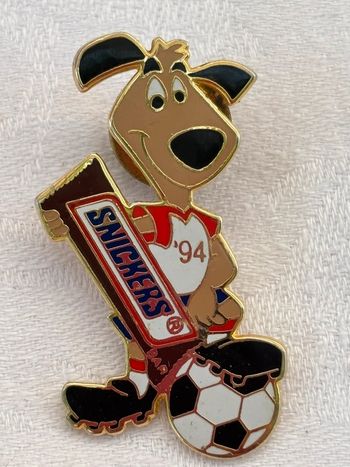 Pin’s Snickers – Chien avec ballon de foot – Collector