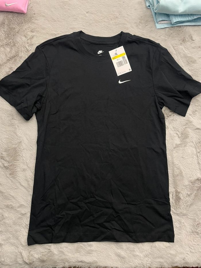 T-shirt Nike noir logo brodé blanc - taille S - photo numéro 2
