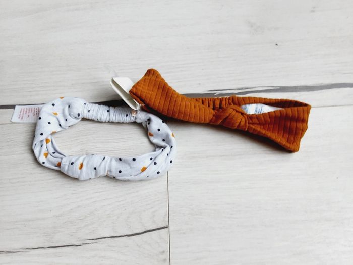 Vêtement bébé fille lot 2 bandeaux taille unique gris et moutarde Obaïbi Neufs