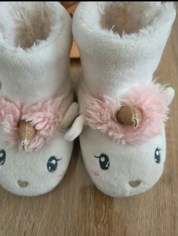 Chaussons licornes pointure 25 - photo numéro 2