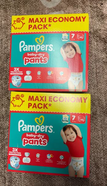Deux cartons de couches Pampers maxi economy taille 7 pants