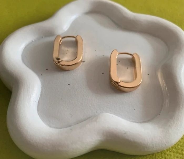 Boucles d’oreilles créoles géométriques dorées - photo numéro 5