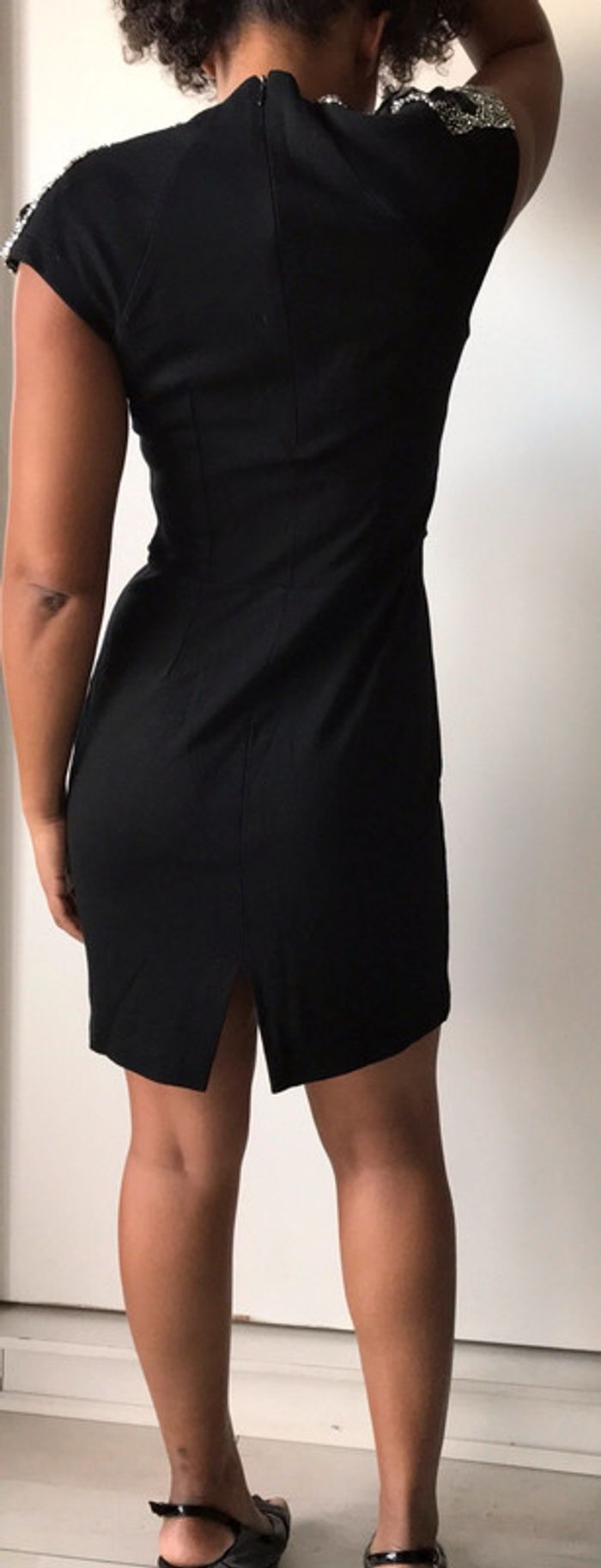 Petite robe noire avec épaulettes et détail bijoux sur les épaules - photo numéro 3