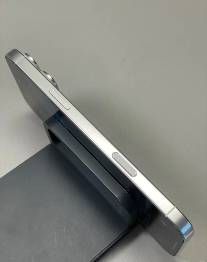 Une iphone seize - photo numéro 3