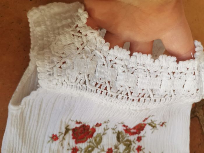 Robe blanche brodée de fleurs rouges - photo numéro 3