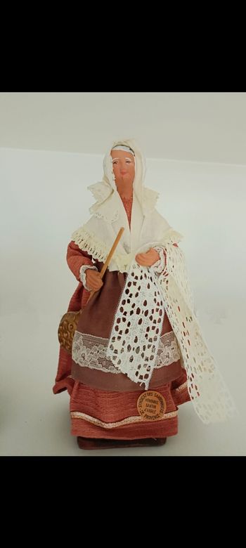 Santon de Provence habillé la femme au tisonnier signé Yolande