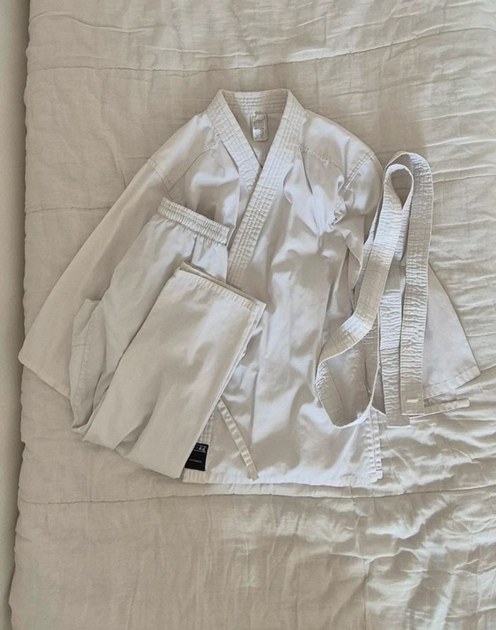 Kimono de karaté / sports de combat avec ceinture blanche outshock / décathlon