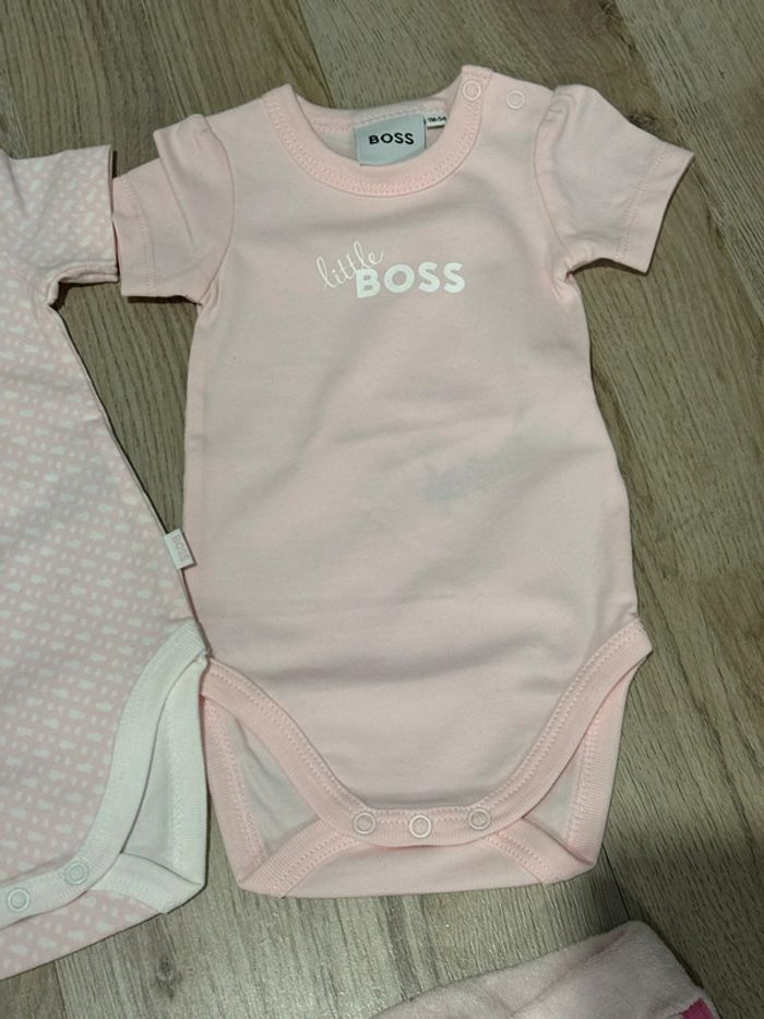 Lot vêtements bébé fille 1 mois BOSS lot de 2 bodies + ensemble t-shirt et short - photo numéro 3