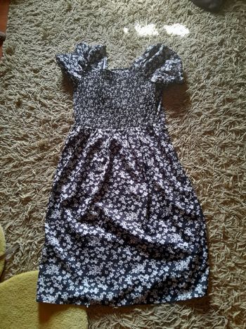 Robe noire à fleur