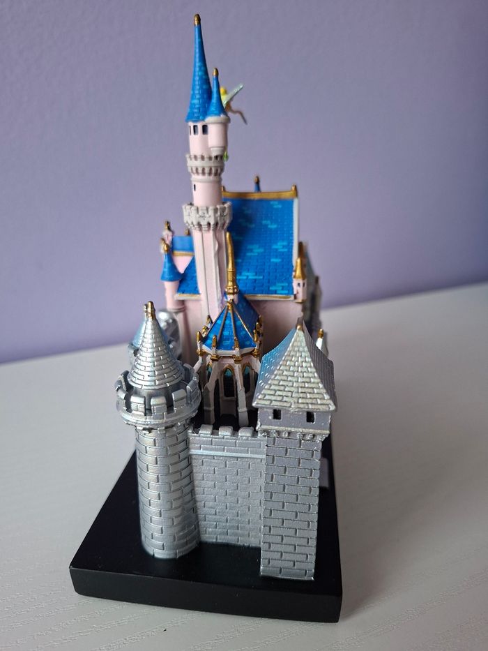 Figurine du Chateau de Disneyland Californie réalisée par Costa Alavezos. - photo numéro 4