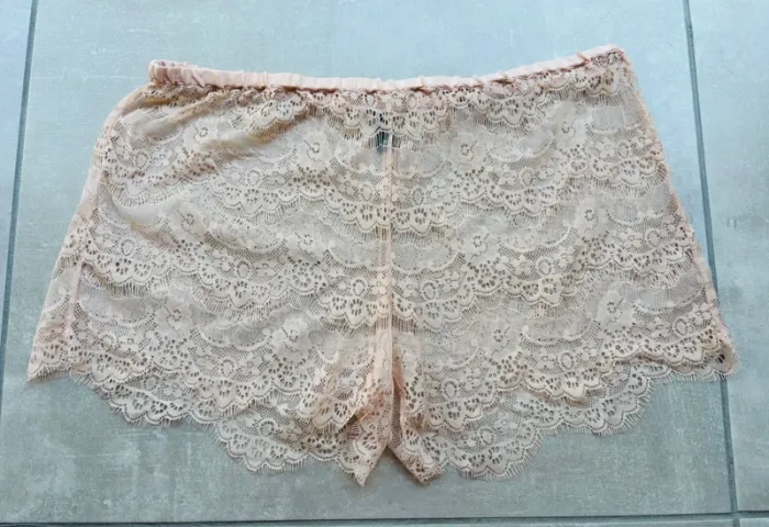 Magnifique short en dentelle rose pale nude Undiz neuf
