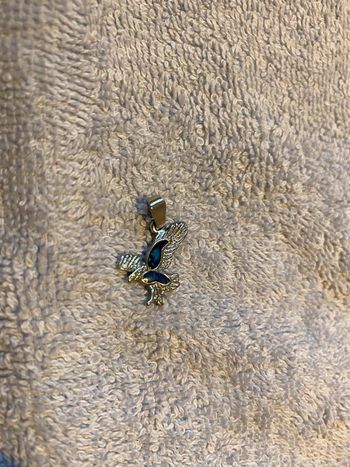 Pendentif aigle avec nuances de bleu violet