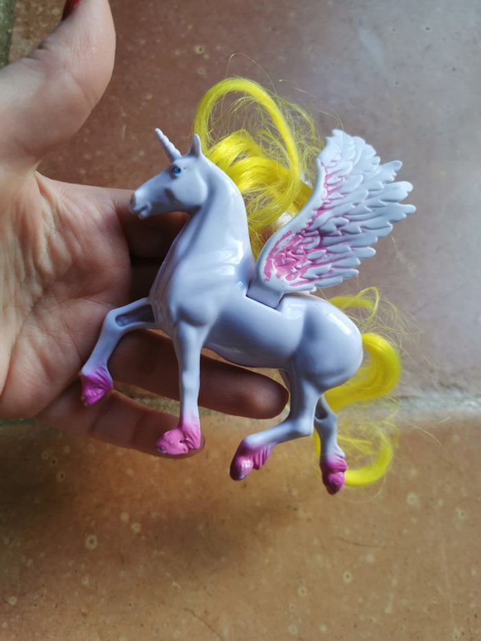 Figurine Licorne blanc et rose en plastique