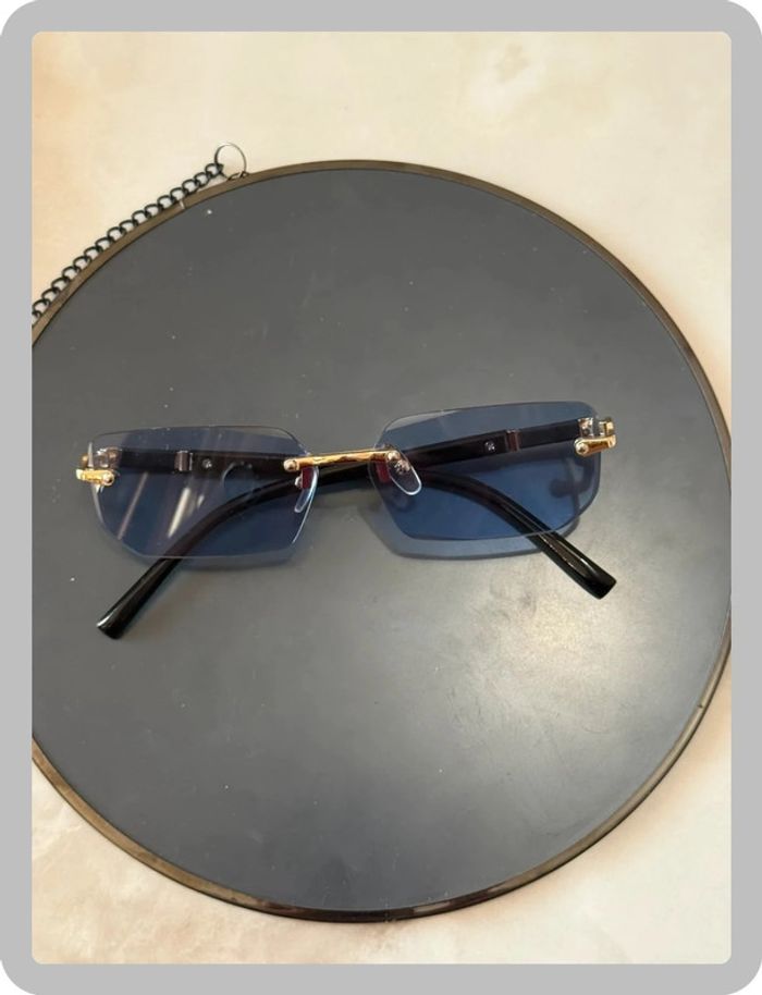Lunette de soleil rectangulaire bleue