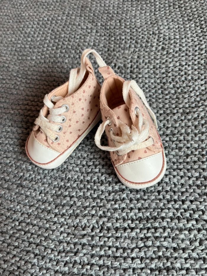 Chaussures bébé fille motif cœurs