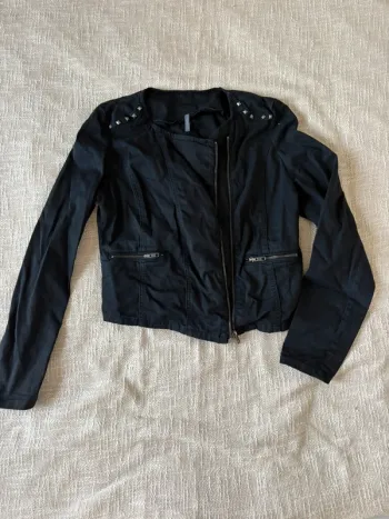 Veste Naf Naf noire cloutée aux épaules – Taille 38