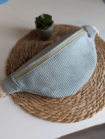 Sac banane fait main velours vert d’eau – neuf – tendance