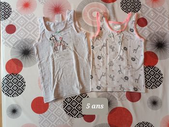 Lot 2 maillots de corps taille 5 ans