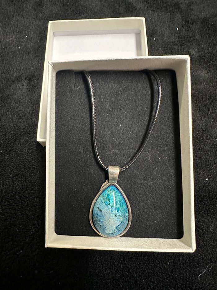 Collier bleu
