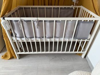 Lit à barreaux blanc en bois