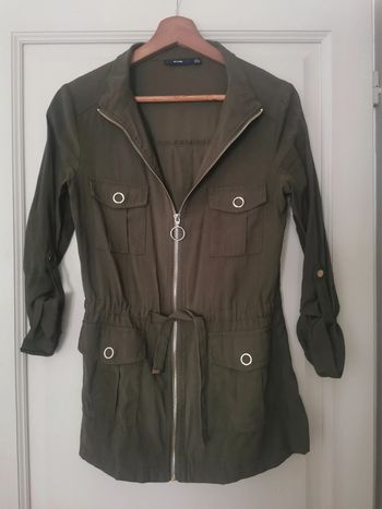 Veste kaki avec détails dorés