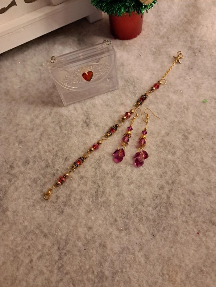 Bracelet rouge et doré avec boucles d'oreilles cœurs en verre rose - photo numéro 2