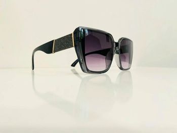 Lunette de soleil femme grise verres dégradés bras en strass UV protection catégorie 3