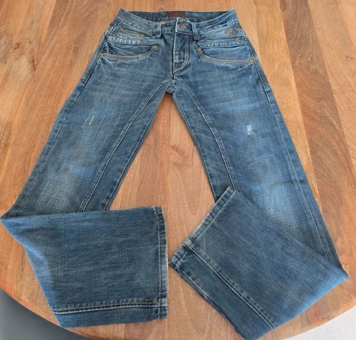 Jean droit Leo Gutti homme